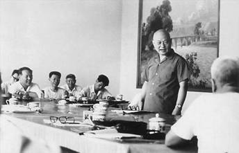1981年，项南在基层调研联产承包责任制。.jpg