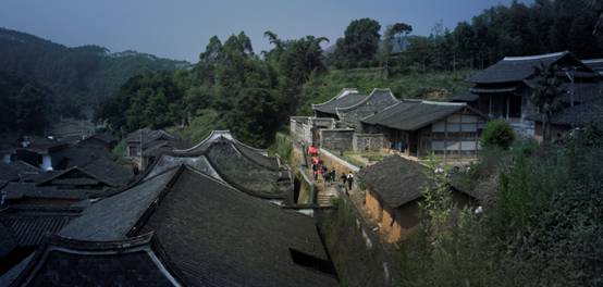 9-1 畲乡半月里（郑逢惠摄）.jpg