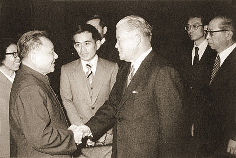 1979年12月6日，邓小平在与来访的日本首相大平正芳谈话时，第一次使用“小康”来描述中国共产党和中国政府的阶段性奋斗目标.jpeg